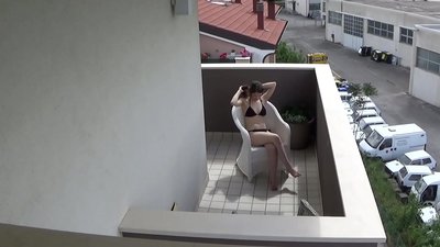 Špehovanie mojej mladej spolubývajúcej masturbujúcej na balkóne